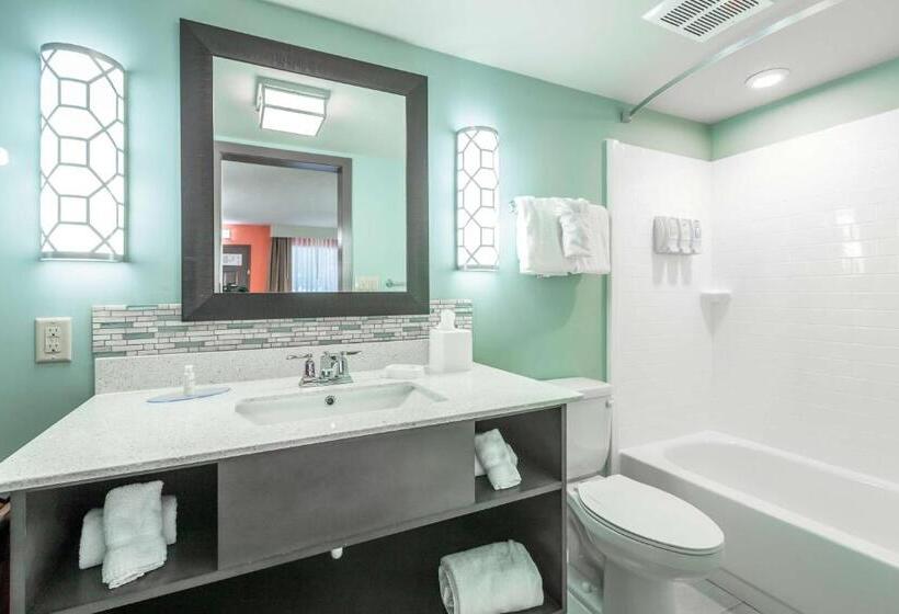 带大床的套房, Best Western Plus St. Simons