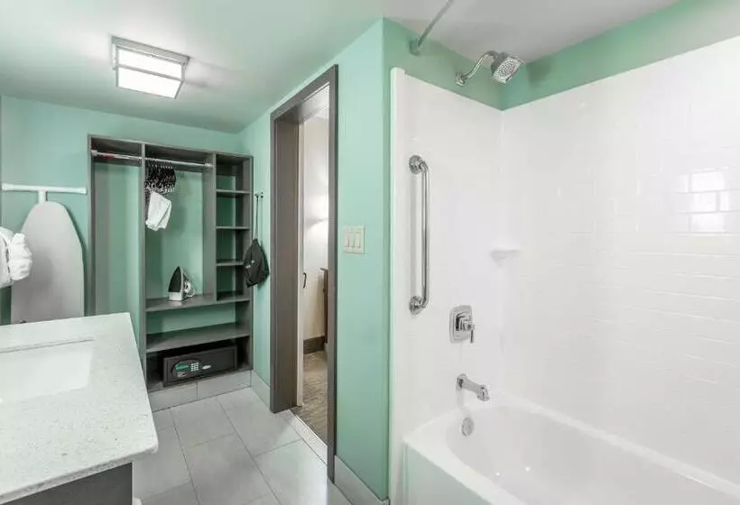 اتاق استاندارد با چشم‌انداز استخر, Best Western Plus St. Simons