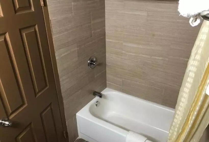 キングサイズベッドのスイートルーム, Economy Inn North Randall