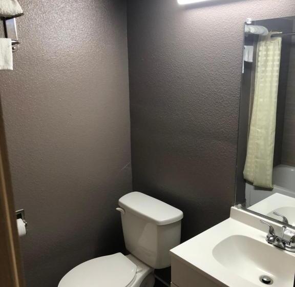 جناح سوبيريور, Economy Inn North Randall