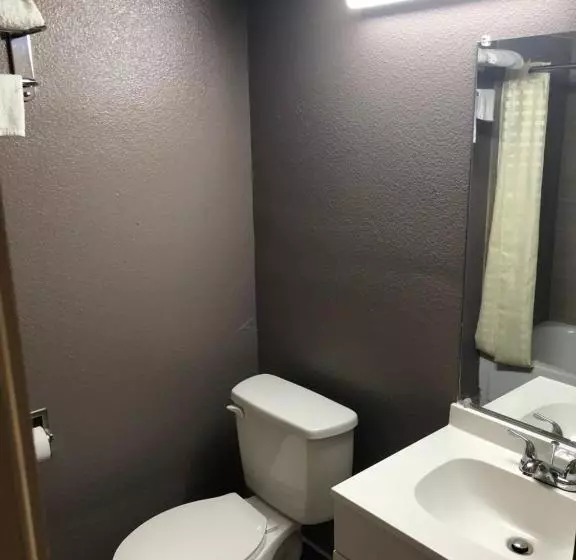 スーペリアースイート, Economy Inn North Randall