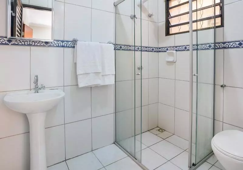 身障者適用キングサイズベッドルーム, Quality Inn Aberdeen