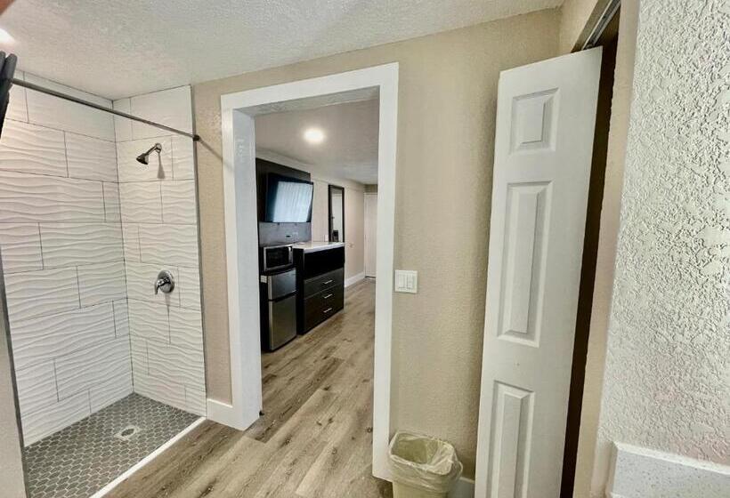 غرفة قياسية سرير كينج لذوى الإحتياجات الخاصة, Super 8 By Wyndham Kissimmee Orlando