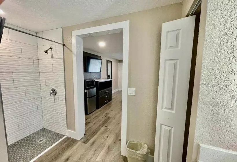 اتاق استاندارد با تخت بزرگ برای معلولان, Super 8 By Wyndham Kissimmee Orlando