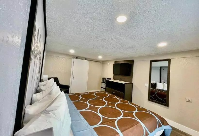 اتاق استاندارد با تخت بزرگ برای معلولان, Super 8 By Wyndham Kissimmee Orlando