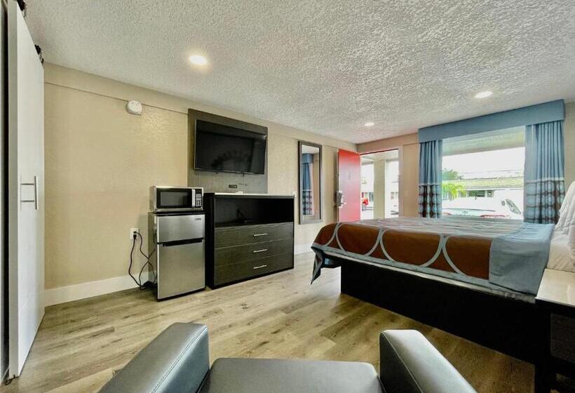 身障者適用キングサイズベッドルーム, Super 8 By Wyndham Kissimmee Orlando