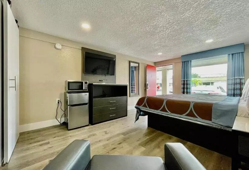 اتاق استاندارد با تخت بزرگ برای معلولان, Super 8 By Wyndham Kissimmee Orlando