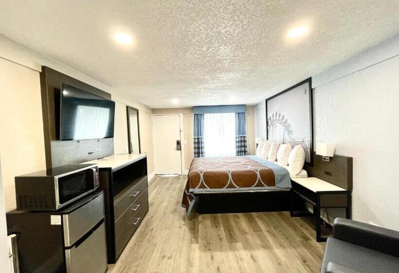 غرفة قياسية سرير كينج لذوى الإحتياجات الخاصة, Super 8 By Wyndham Kissimmee Orlando