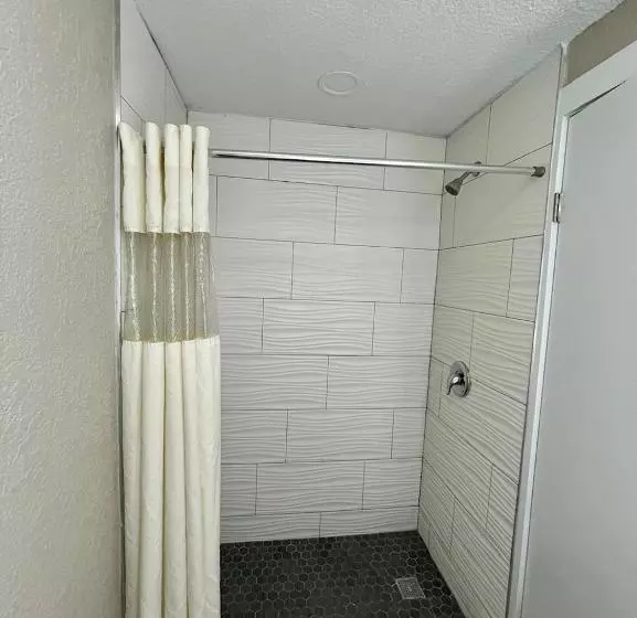 Deluxe Suite King Bed, Super 8 By Wyndham Kissimmee Orlando