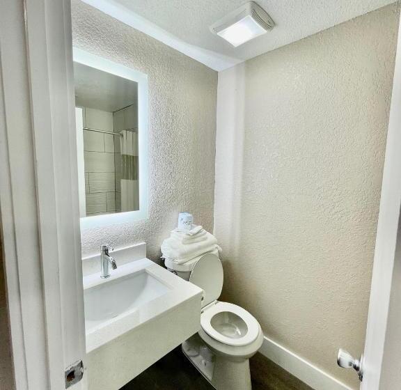 디럭스 스위트 킹 침대, Super 8 By Wyndham Kissimmee Orlando