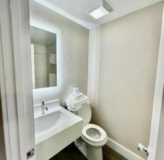 Deluxe Suite King Bed, Super 8 By Wyndham Kissimmee Orlando