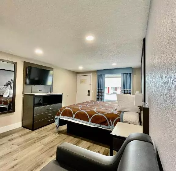 Deluxe Suite King Bed, Super 8 By Wyndham Kissimmee Orlando