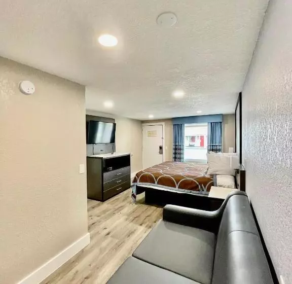 Deluxe Suite King Bed, Super 8 By Wyndham Kissimmee Orlando