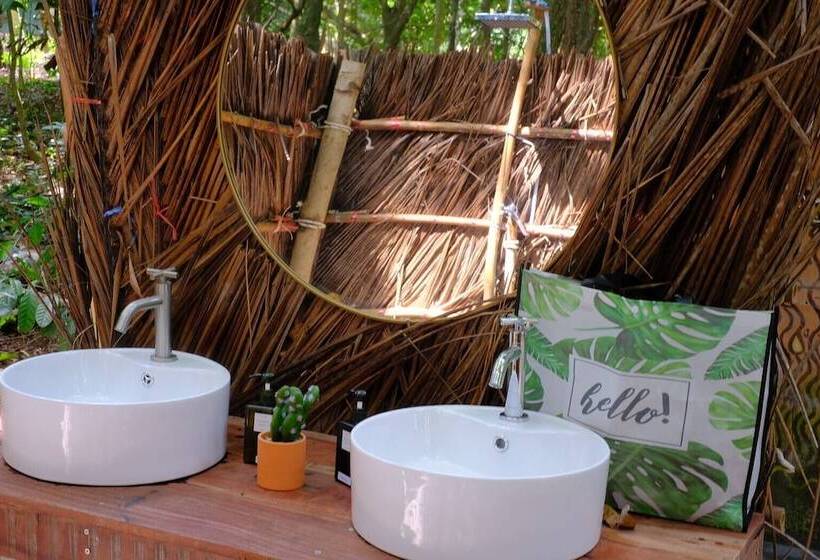 كوخ قياسي, O Little Tent De Koh Chang
