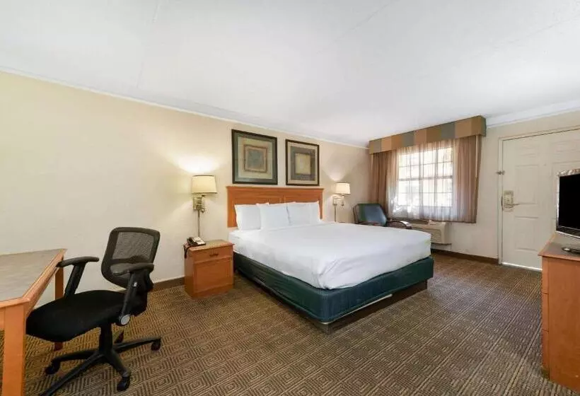 キングサイズベッドのスタンダードルーム, La Quinta Inn By Wyndham Bossier City