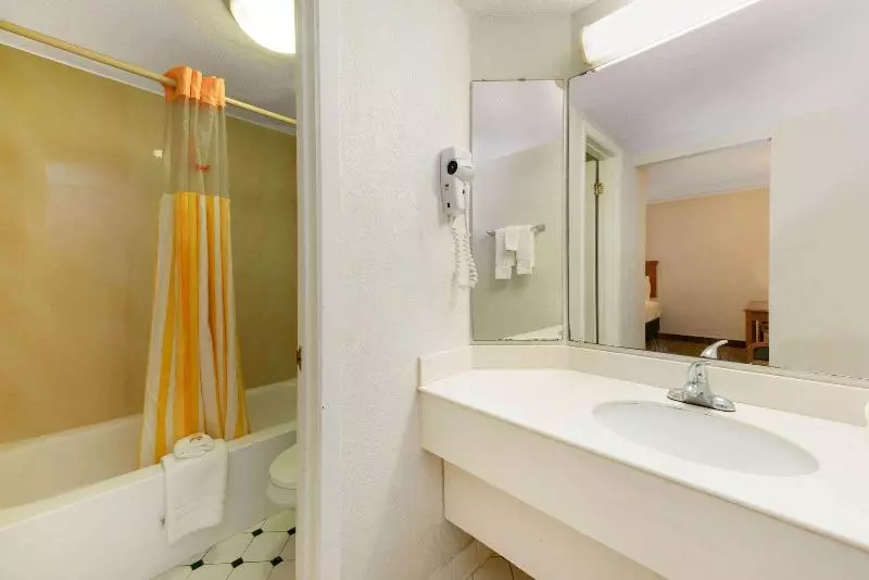 キングサイズベッドのスイートルーム, La Quinta Inn By Wyndham Bossier City