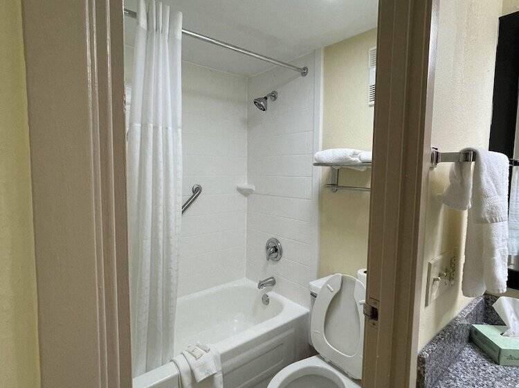 غرفه قياسيه سريرين مزدوجين, La Quinta Inn By Wyndham Indianapolis Airport Lynhurst