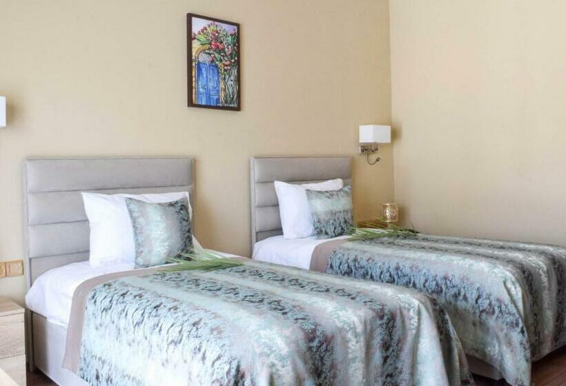 スタンダードトリプルルーム, Golden Palms Guest House & Cafe