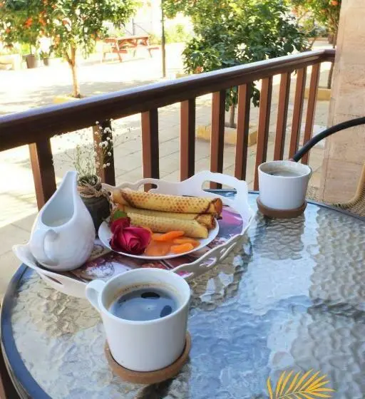 スタンダードトリプルルーム, Golden Palms Guest House & Cafe