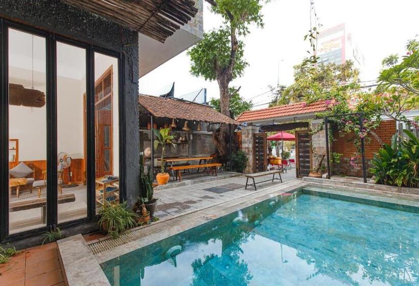 اتاق اکونومی, Chaca Beach