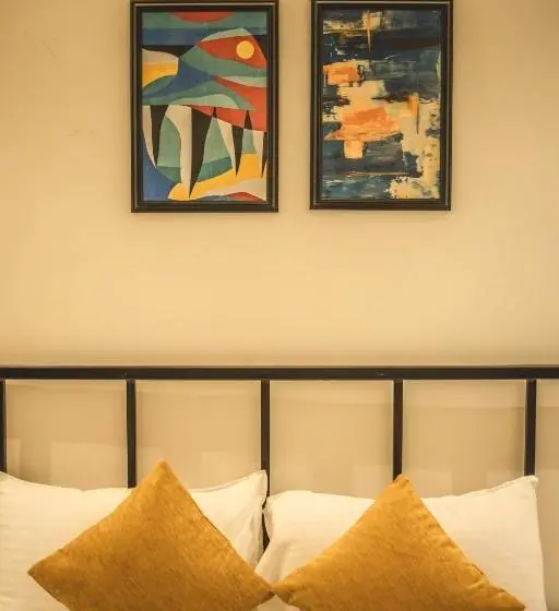 Deluxe-studio, Amber Rooms