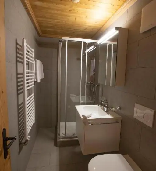 Standard Single Room, Bären