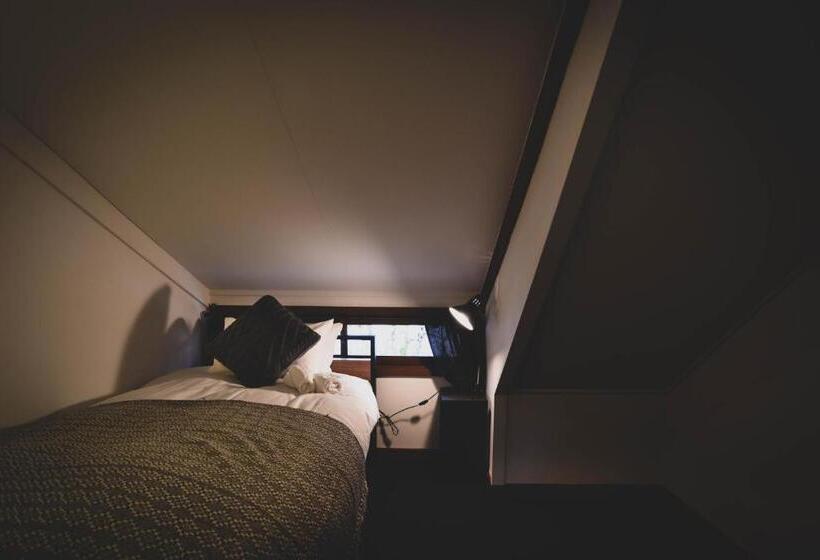 Familienzimmer Geteiltes Bad, The Joint