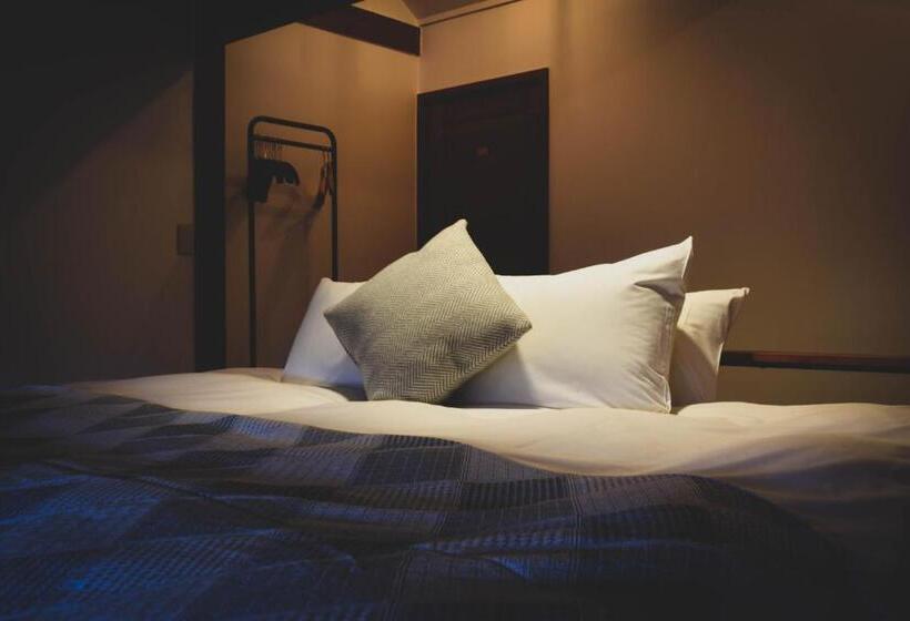 Familienzimmer Geteiltes Bad, The Joint