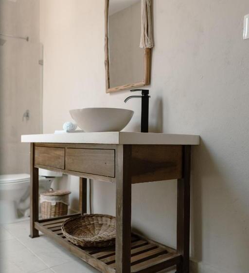 اتاق لوکس, Agam