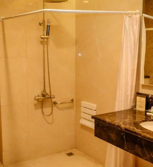 חדר סופריור, Beth Kasegaran Theresia