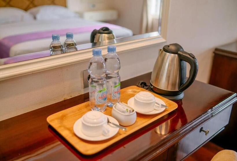 חדר סופריור, Beth Kasegaran Theresia