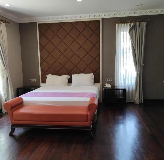 חדר דלוקס, Beth Kasegaran Theresia