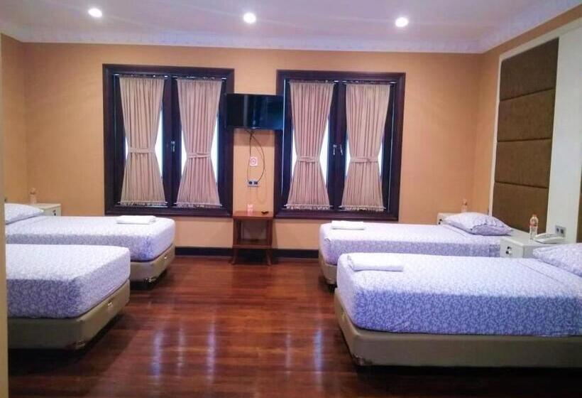 חדר אקונומי לארבעה, Beth Kasegaran Theresia