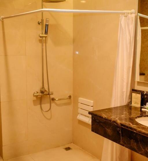 סוויטת ג'וניור, Beth Kasegaran Theresia