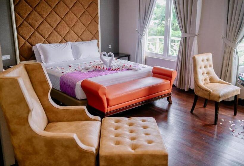 סוויטת ג'וניור, Beth Kasegaran Theresia