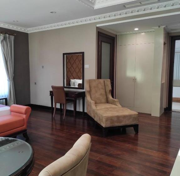 חדר דחוקס עם מיטת קינג, Beth Kasegaran Theresia