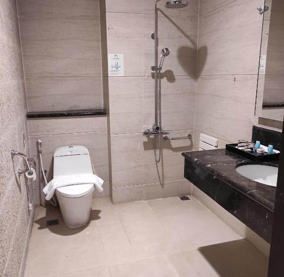 חדר דחוקס עם מיטת קינג, Beth Kasegaran Theresia