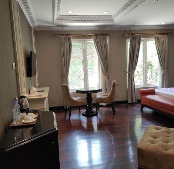 חדר דחוקס עם מיטת קינג, Beth Kasegaran Theresia