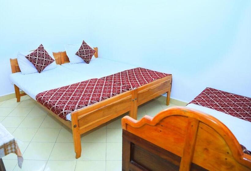 Economy Triple Room, Sunraay Beach Inn
