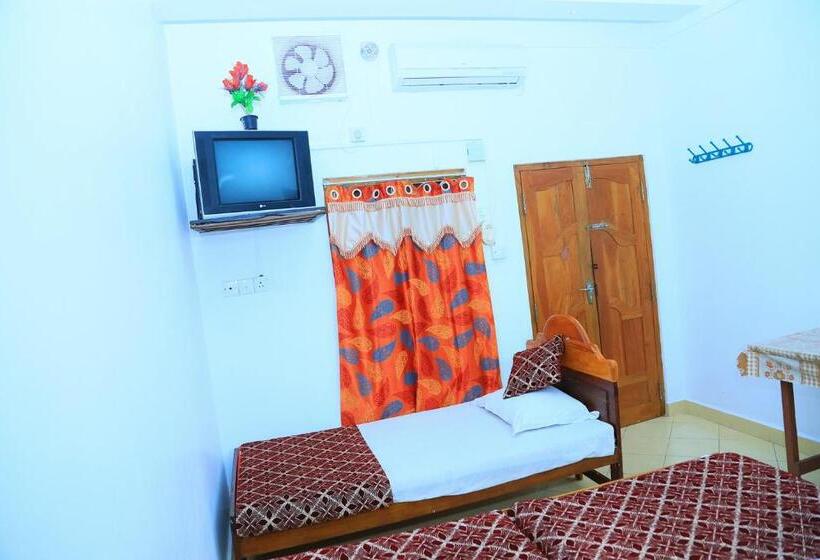 Economy Triple Room, Sunraay Beach Inn