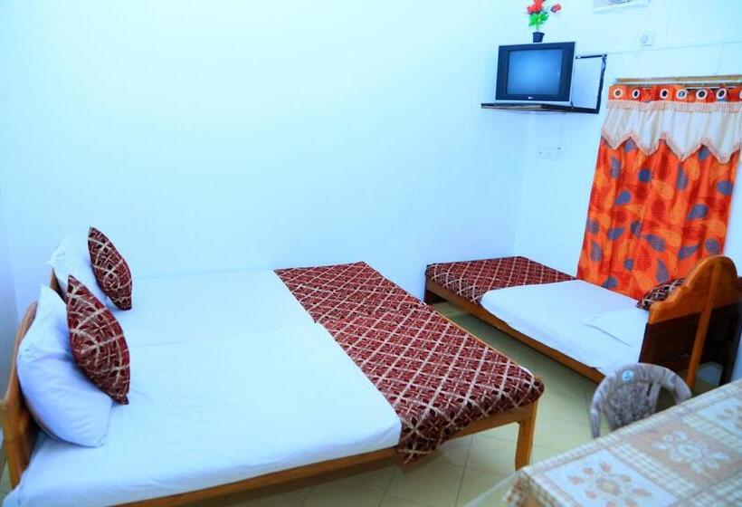 Economy Triple Room, Sunraay Beach Inn