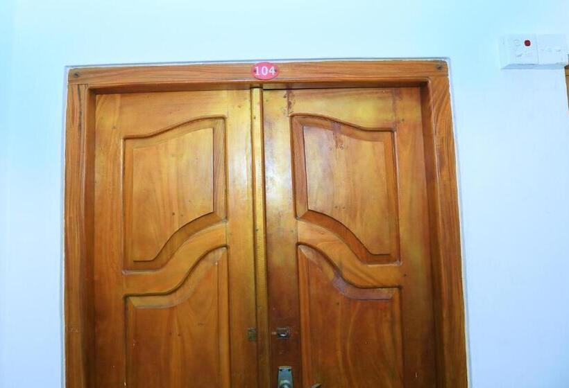 Economy Triple Room, Sunraay Beach Inn