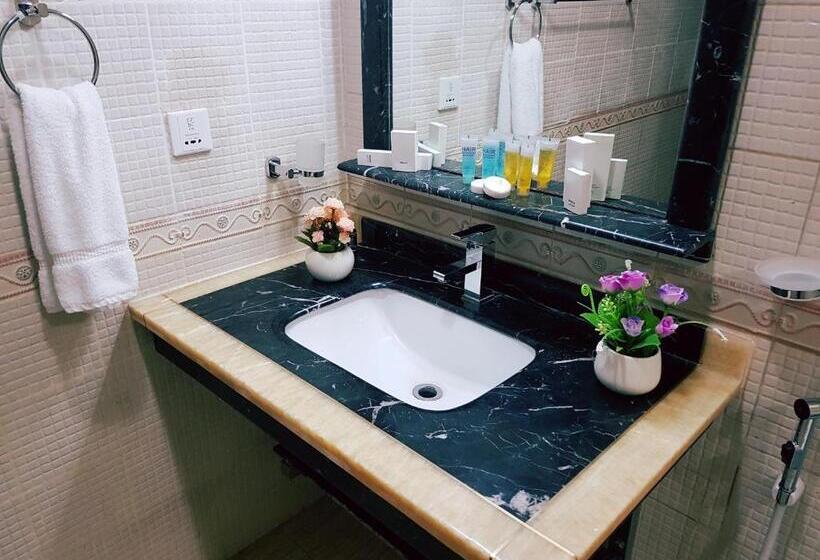 سوییت جونیور, White Moon Al Sadd