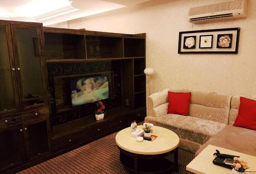 سوییت جونیور, White Moon Al Sadd