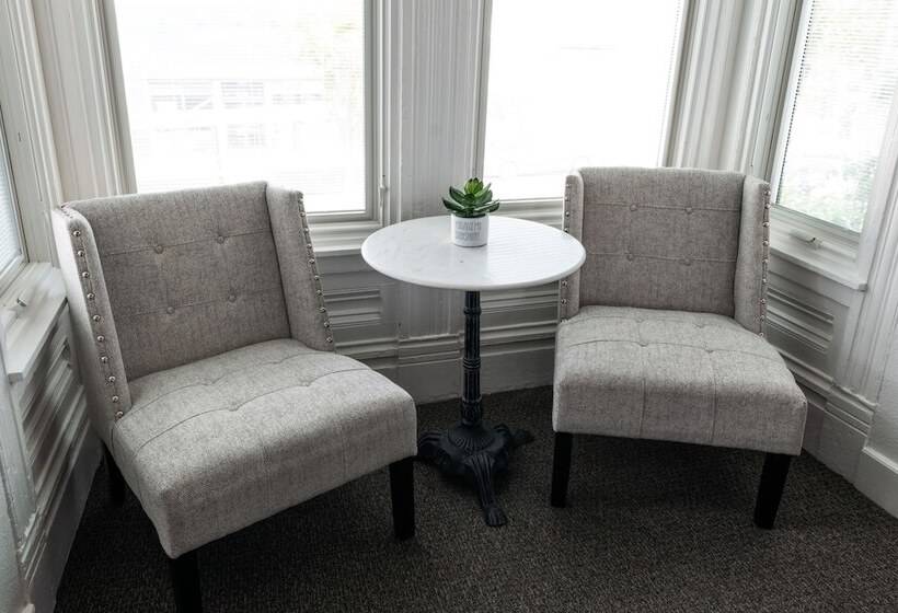 스탠다드 룸, The Metro