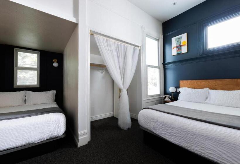 디럭스 룸, The Metro