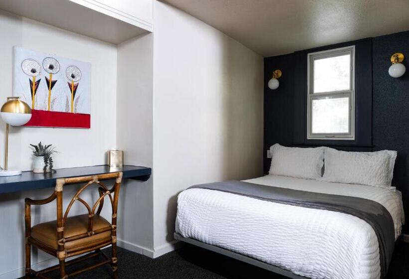 디럭스 룸, The Metro