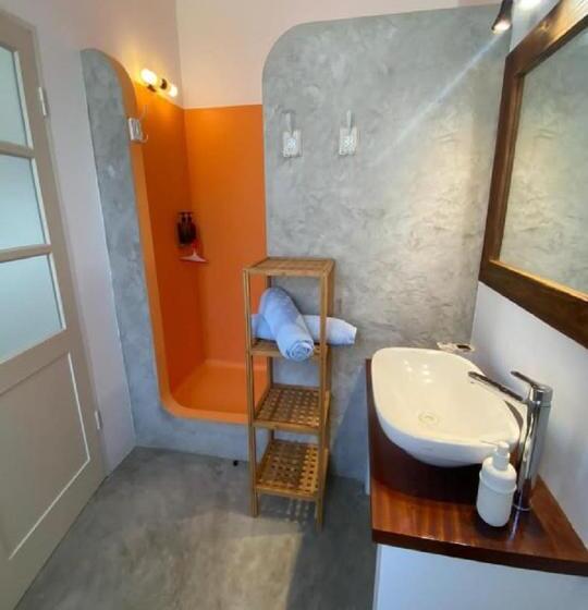 اتاق لوکس با بالکن و چشمانداز دریا, Nos Kasa