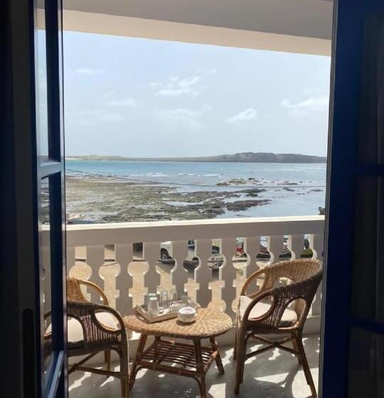 اتاق لوکس با چشمانداز دریا, Nos Kasa