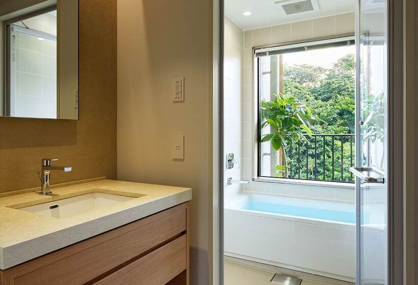 غرفة قياسية, Strata Naha